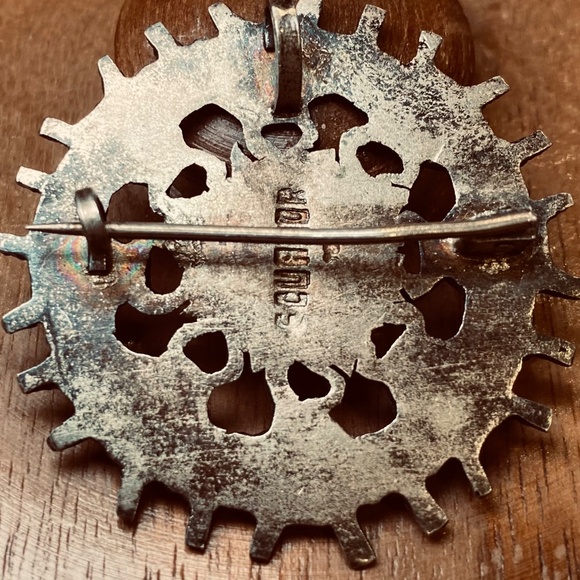 Vintage round Ecuador Incan Design 900 Silver Pendant/Pin - Picture 3 of 3